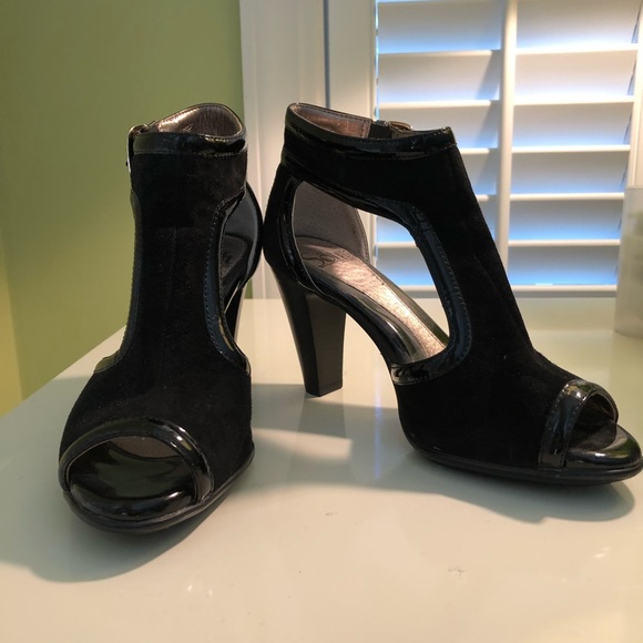 T-Strap Suede Shoes - Picture 2 of 3